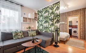 Green Lush Apartment